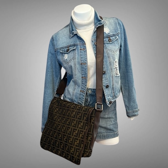 A159- ๐ฏ % authentic Fendi crossbody bag - Picture 2 of 16